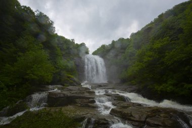 Türkiye 'nin Bursa ilçesi Suutu Şelalesi Mustafakemalpaa ilçesine 18 km uzaklıkta bulunuyor ve ilçenin 38 metre yüksekliğindeki FELEZ şelalesinden dökülen içme suyunun ihtiyaçlarını karşılıyor