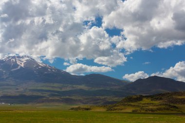 Suphan Dağı, Doğu Anadolu Bölgesi 'nde Van Gölü' nün kuzeyinde yer alan bir stratovolcano. Van / Türkiye.