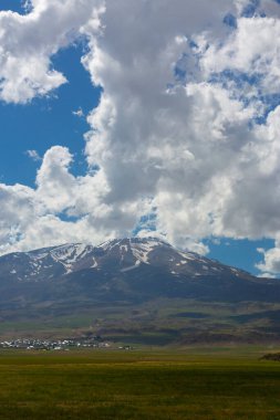Suphan Dağı, Doğu Anadolu Bölgesi 'nde Van Gölü' nün kuzeyinde yer alan bir stratovolcano. Van / Türkiye.