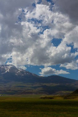 Suphan Dağı, Doğu Anadolu Bölgesi 'nde Van Gölü' nün kuzeyinde yer alan bir stratovolcano. Van / Türkiye.