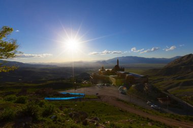 Ar Dağı yakınlarındaki Doubayazt Sarayı 'na 5 km uzaklıkta bir bey şatosudur..