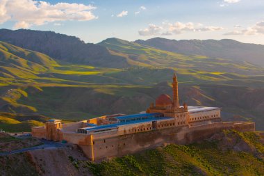 Ar Dağı yakınlarındaki Doubayazt Sarayı 'na 5 km uzaklıkta bir bey şatosudur..