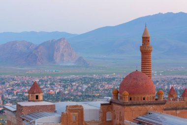 Ar Dağı yakınlarındaki Doubayazt Sarayı 'na 5 km uzaklıkta bir bey şatosudur..