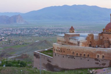 Ar Dağı yakınlarındaki Doubayazt Sarayı 'na 5 km uzaklıkta bir bey şatosudur..