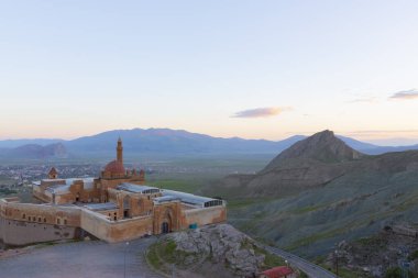 Ar Dağı yakınlarındaki Doubayazt Sarayı 'na 5 km uzaklıkta bir bey şatosudur..