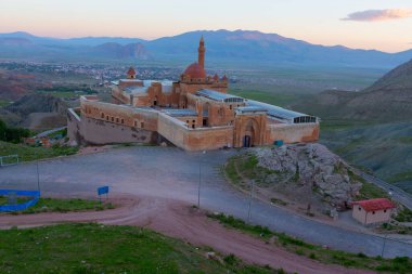 Ar Dağı yakınlarındaki Doubayazt Sarayı 'na 5 km uzaklıkta bir bey şatosudur..