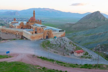 Ar Dağı yakınlarındaki Doubayazt Sarayı 'na 5 km uzaklıkta bir bey şatosudur..