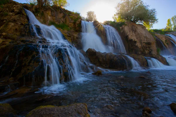 Muradiye Waterfall 무라디 지역의 스트림에 폭포이다 — 스톡 사진