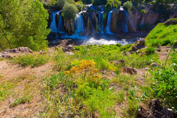 Muradiye Waterfall 무라디 지역의 스트림에 폭포이다 — 스톡 사진