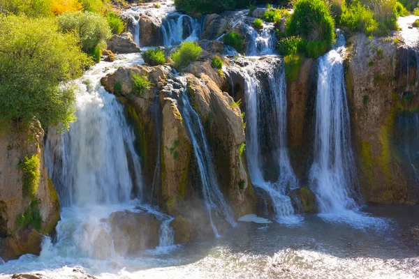 Muradiye Şelalesi Muradiye Ilçesinin Van Ilindeki Bendimahi Irmağı Üzerinde Yer — Stok fotoğraf