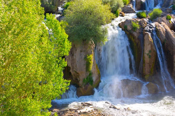 Muradiye Waterfall 무라디 지역의 스트림에 폭포이다 — 스톡 사진