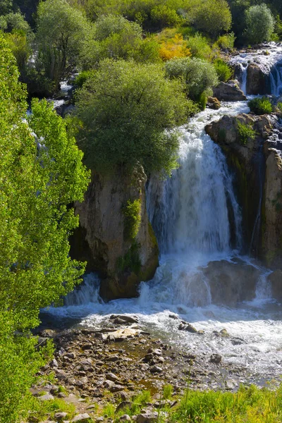 Muradiye Waterfall 무라디 지역의 스트림에 폭포이다 — 스톡 사진