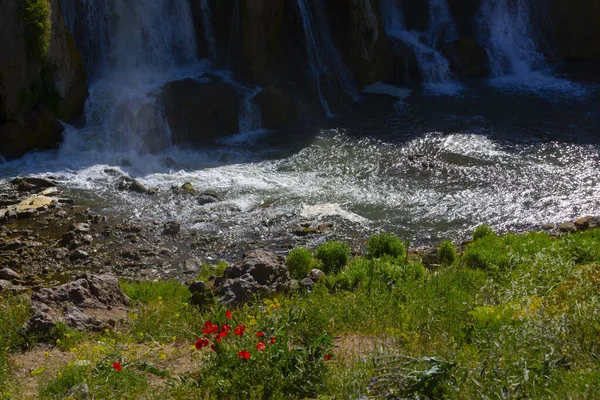 Muradiye Waterfall 무라디 지역의 스트림에 폭포이다 — 스톡 사진