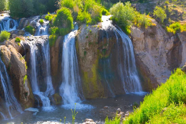 Muradiye Waterfall 무라디 지역의 스트림에 폭포이다 — 스톡 사진