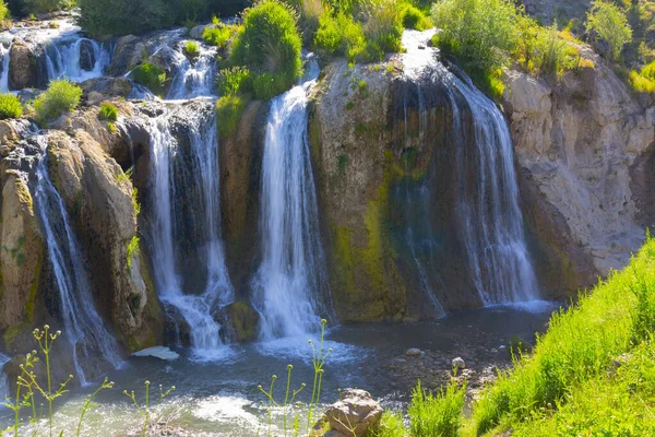 Muradiye Şelalesi Muradiye Ilçesinin Van Ilindeki Bendimahi Irmağı Üzerinde Yer — Stok fotoğraf