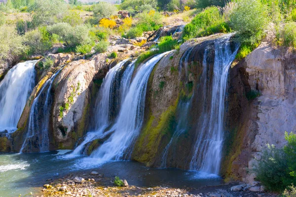 Muradiye Waterfall 무라디 지역의 스트림에 폭포이다 — 스톡 사진