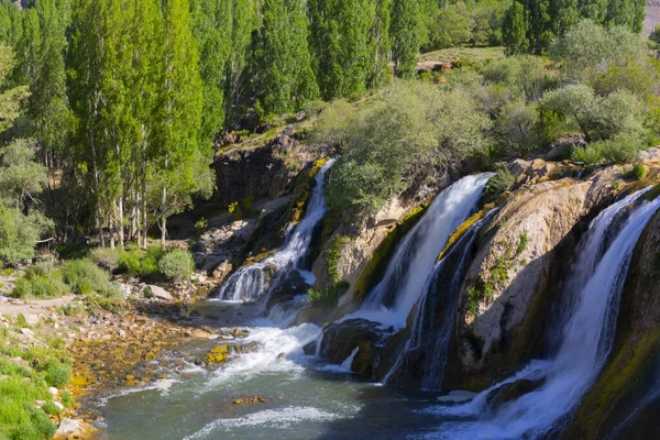 Muradiye Waterfall 무라디 지역의 스트림에 폭포이다 — 스톡 사진