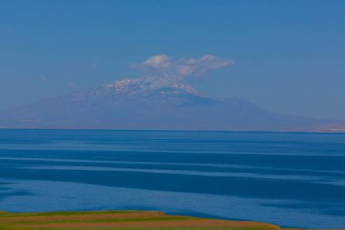 Suphan dağı ve Van Gölü.