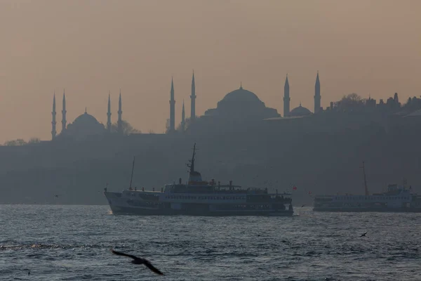 シスリ イスタンブールとフェリーの画像 — ストック写真