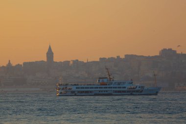 İstanbul 'daki cami siluetleri ve gün batımı.