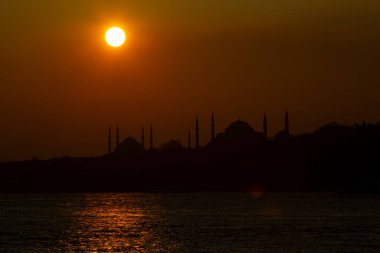 İstanbul 'daki cami siluetleri ve gün batımı.