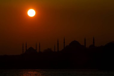 İstanbul 'daki cami siluetleri ve gün batımı.