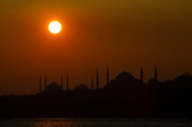 İstanbul 'daki cami siluetleri ve gün batımı.
