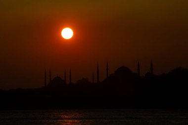 İstanbul 'daki cami siluetleri ve gün batımı.