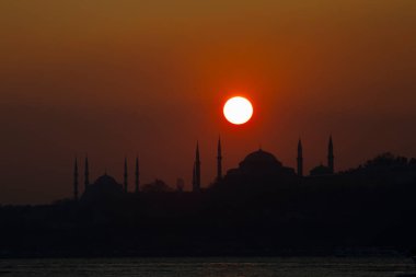 İstanbul 'daki cami siluetleri ve gün batımı.