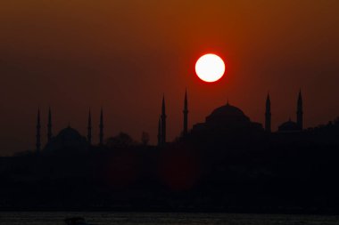 İstanbul 'daki cami siluetleri ve gün batımı.