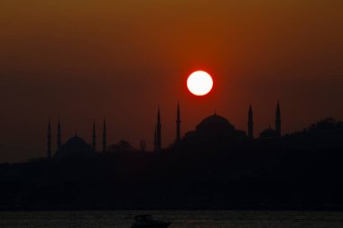 İstanbul 'daki cami siluetleri ve gün batımı.