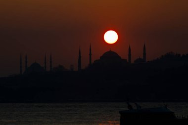 İstanbul 'daki cami siluetleri ve gün batımı.