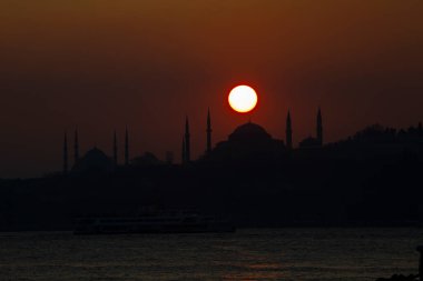 İstanbul 'daki cami siluetleri ve gün batımı.