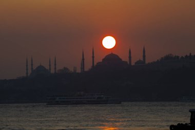 İstanbul 'daki cami siluetleri ve gün batımı.