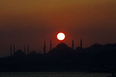 İstanbul 'daki cami siluetleri ve gün batımı.