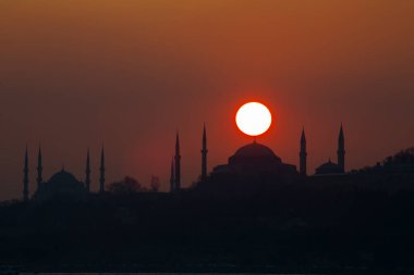 İstanbul 'daki cami siluetleri ve gün batımı.