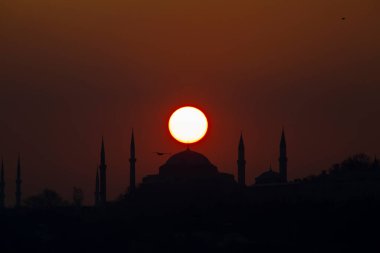 İstanbul 'daki cami siluetleri ve gün batımı.
