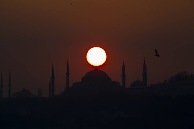 İstanbul 'daki cami siluetleri ve gün batımı.