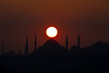 İstanbul 'daki cami siluetleri ve gün batımı.