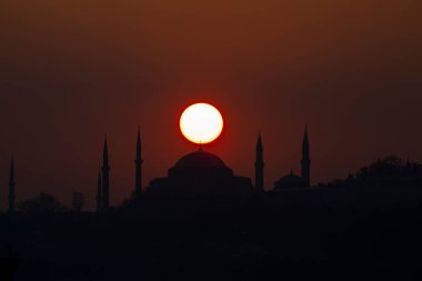İstanbul 'daki cami siluetleri ve gün batımı.