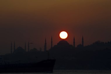 İstanbul 'daki cami siluetleri ve gün batımı.