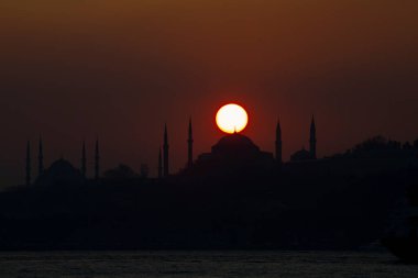 İstanbul 'daki cami siluetleri ve gün batımı.