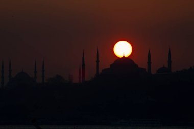 İstanbul 'daki cami siluetleri ve gün batımı.