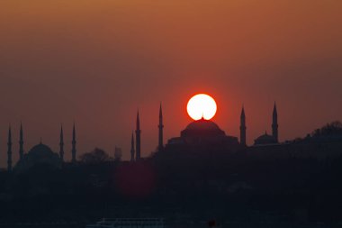 İstanbul 'daki cami siluetleri ve gün batımı.