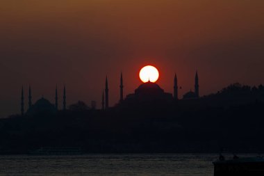 İstanbul 'daki cami siluetleri ve gün batımı.