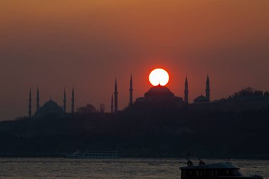 İstanbul 'daki cami siluetleri ve gün batımı.