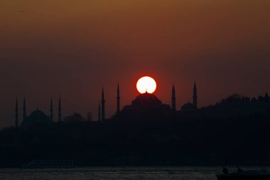 İstanbul 'daki cami siluetleri ve gün batımı.