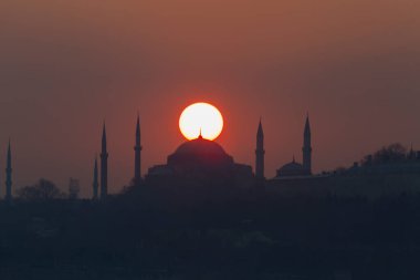 İstanbul 'daki cami siluetleri ve gün batımı.