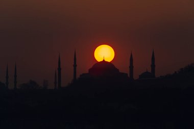 İstanbul 'daki cami siluetleri ve gün batımı.