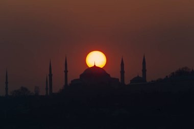 İstanbul 'daki cami siluetleri ve gün batımı.